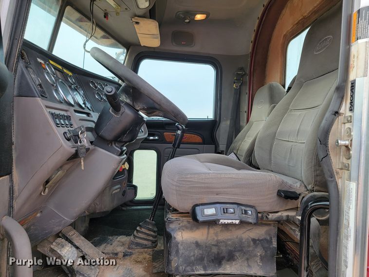 image for item ME9624 2011 Peterbilt 386 semi truck