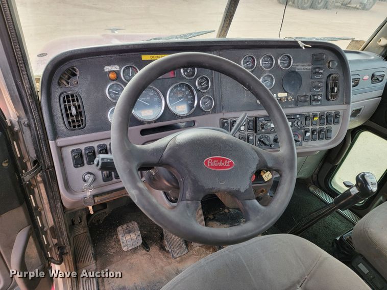 image for item ME9624 2011 Peterbilt 386 semi truck