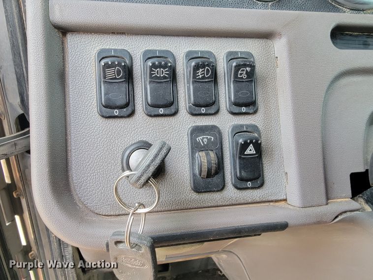 image for item ME9624 2011 Peterbilt 386 semi truck