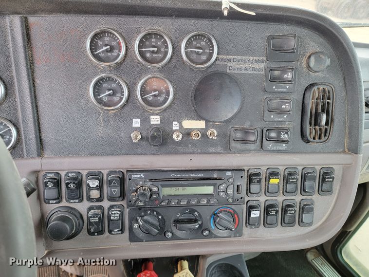 image for item ME9624 2011 Peterbilt 386 semi truck