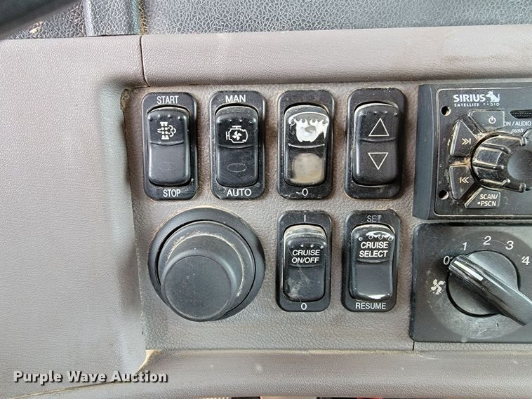 image for item ME9624 2011 Peterbilt 386 semi truck