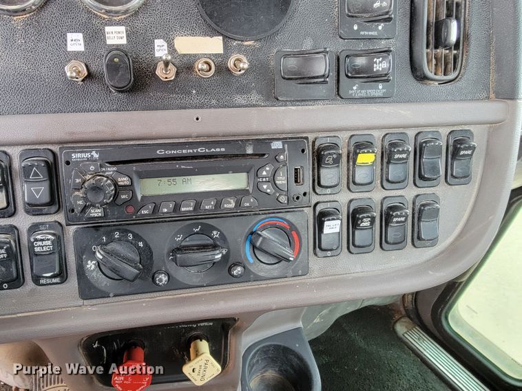 image for item ME9624 2011 Peterbilt 386 semi truck