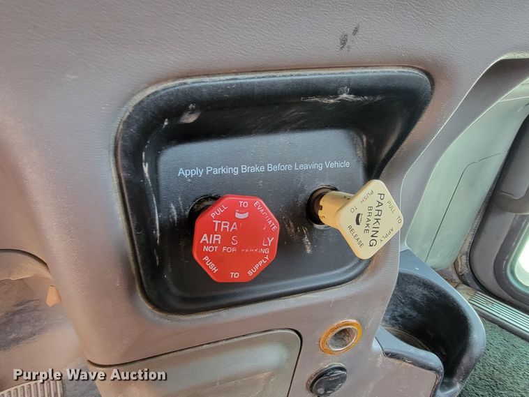 image for item ME9624 2011 Peterbilt 386 semi truck