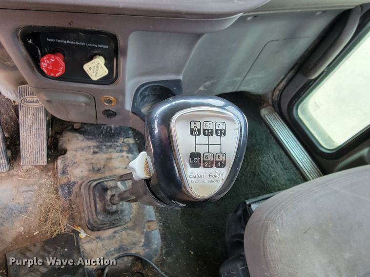 image for item ME9624 2011 Peterbilt 386 semi truck