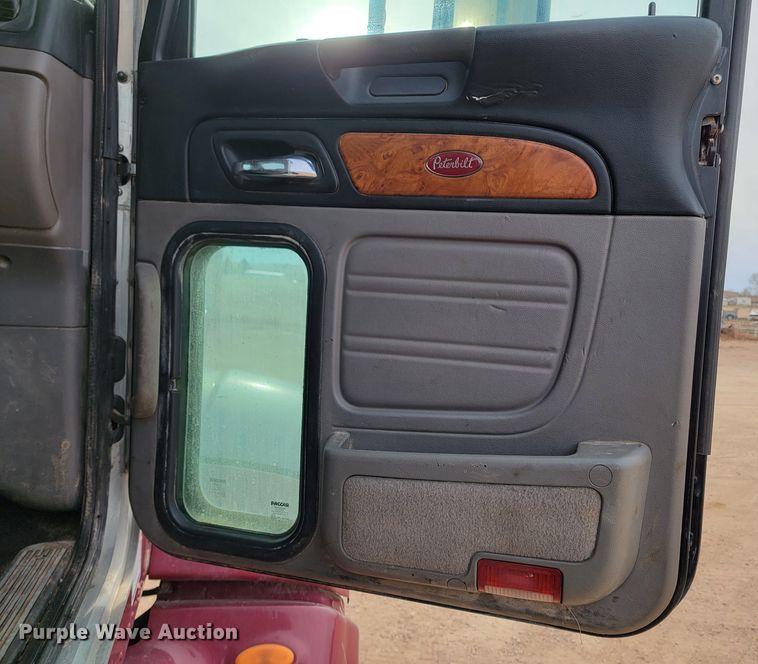 image for item ME9624 2011 Peterbilt 386 semi truck