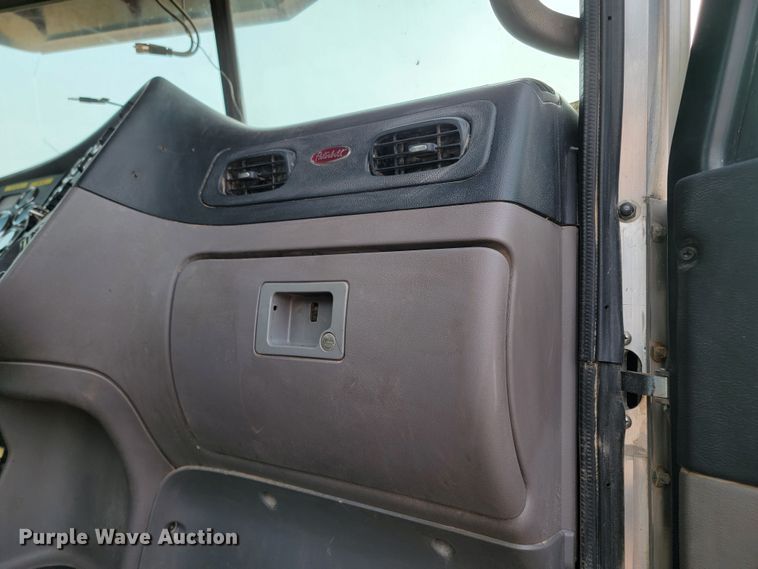 image for item ME9624 2011 Peterbilt 386 semi truck