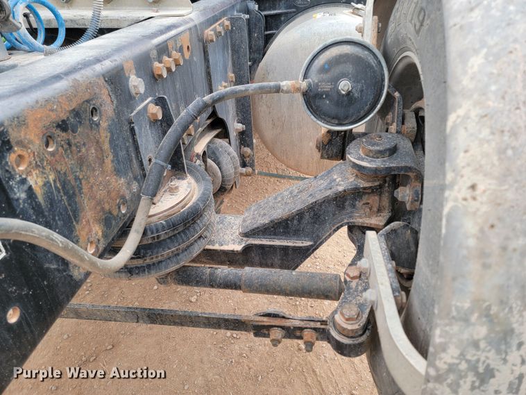 image for item ME9624 2011 Peterbilt 386 semi truck