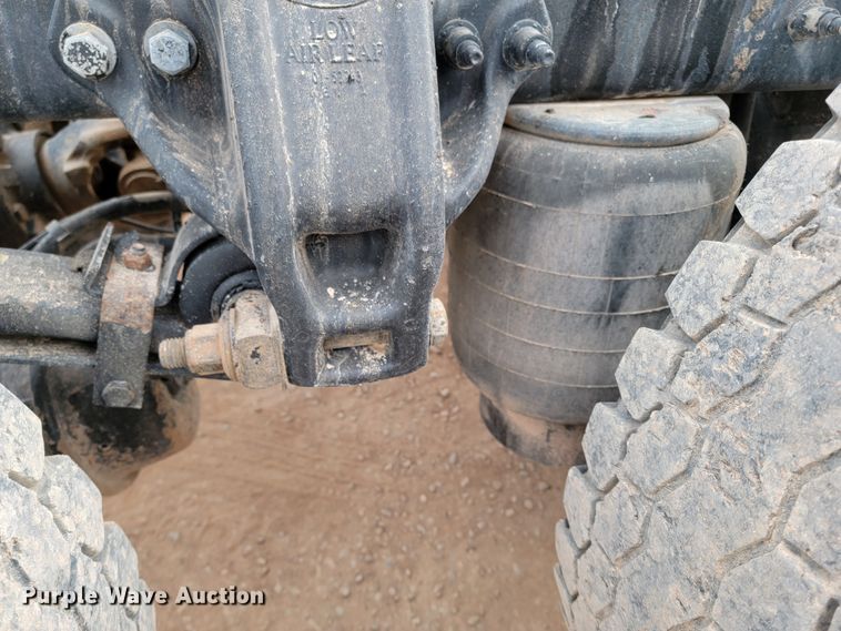 image for item ME9624 2011 Peterbilt 386 semi truck