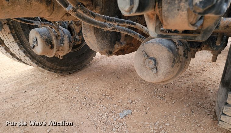 image for item ME9624 2011 Peterbilt 386 semi truck