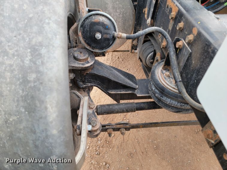 image for item ME9624 2011 Peterbilt 386 semi truck