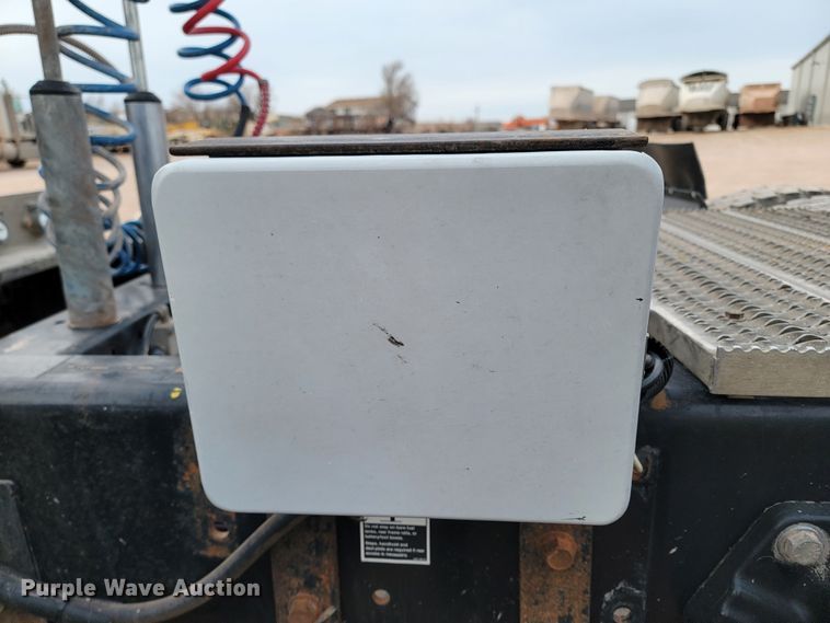 image for item ME9624 2011 Peterbilt 386 semi truck