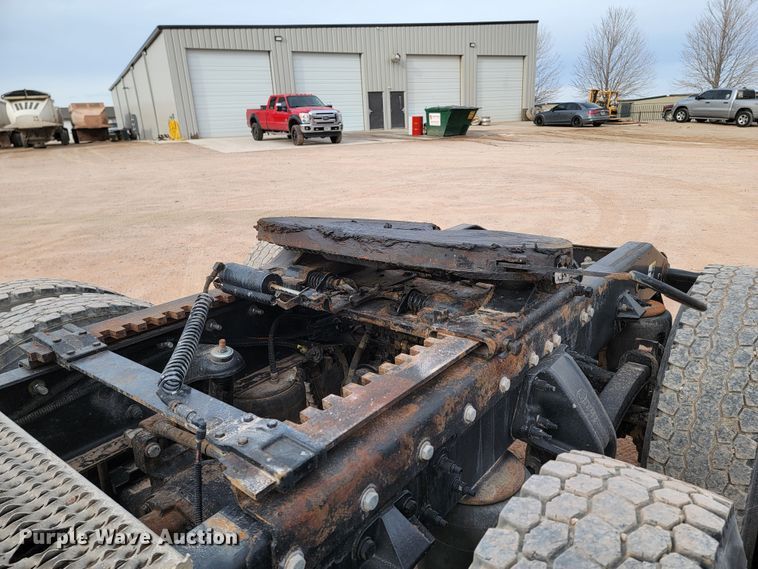 image for item ME9624 2011 Peterbilt 386 semi truck