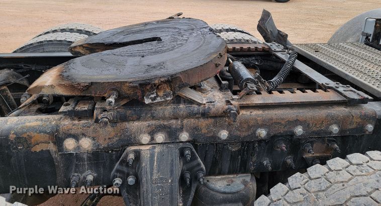 image for item ME9624 2011 Peterbilt 386 semi truck