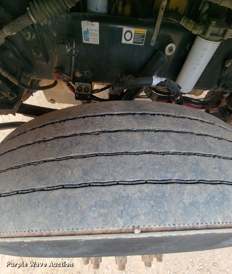 image for item ME9624 2011 Peterbilt 386 semi truck