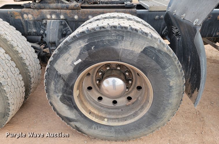 image for item ME9624 2011 Peterbilt 386 semi truck