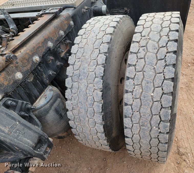 image for item ME9624 2011 Peterbilt 386 semi truck