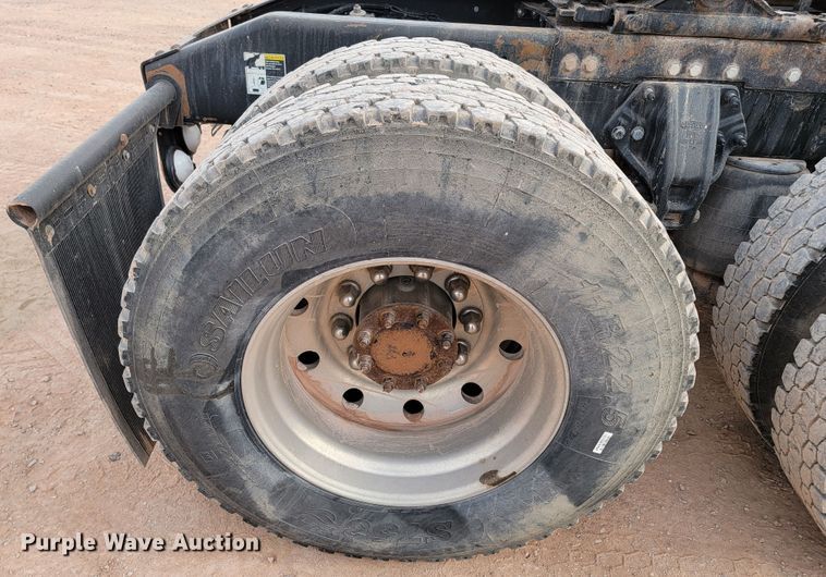 image for item ME9624 2011 Peterbilt 386 semi truck