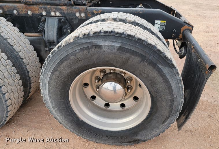 image for item ME9624 2011 Peterbilt 386 semi truck