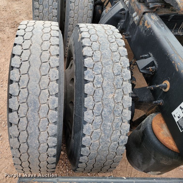 image for item ME9624 2011 Peterbilt 386 semi truck