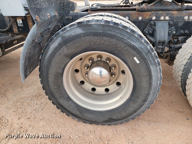 image for item ME9624 2011 Peterbilt 386 semi truck