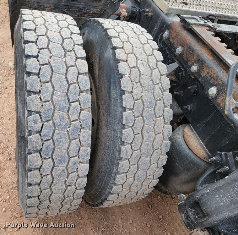 image for item ME9624 2011 Peterbilt 386 semi truck