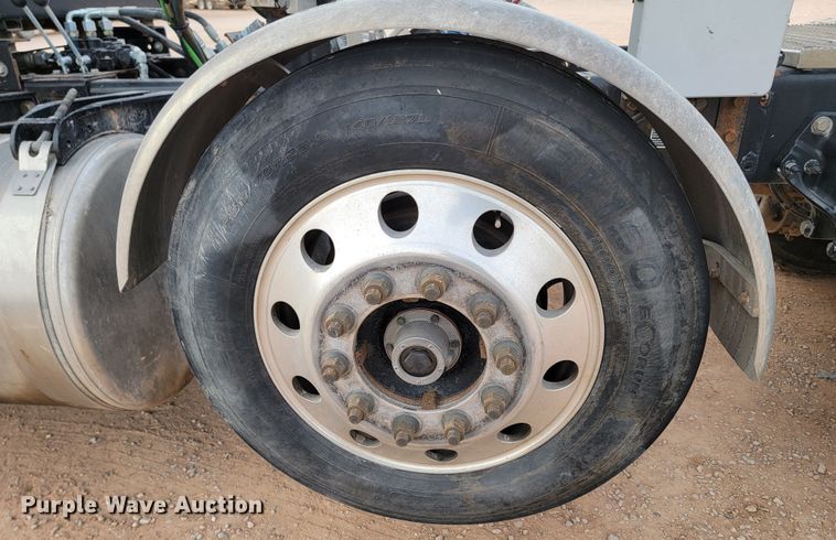 image for item ME9624 2011 Peterbilt 386 semi truck