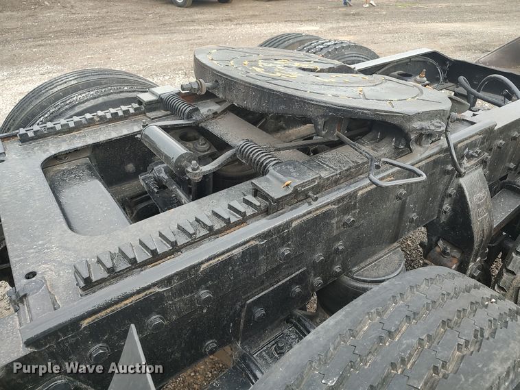 image for item MF9337 1990 Peterbilt 379  semi truck