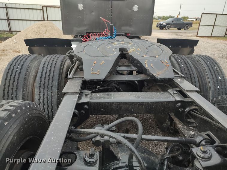 image for item MF9337 1990 Peterbilt 379  semi truck