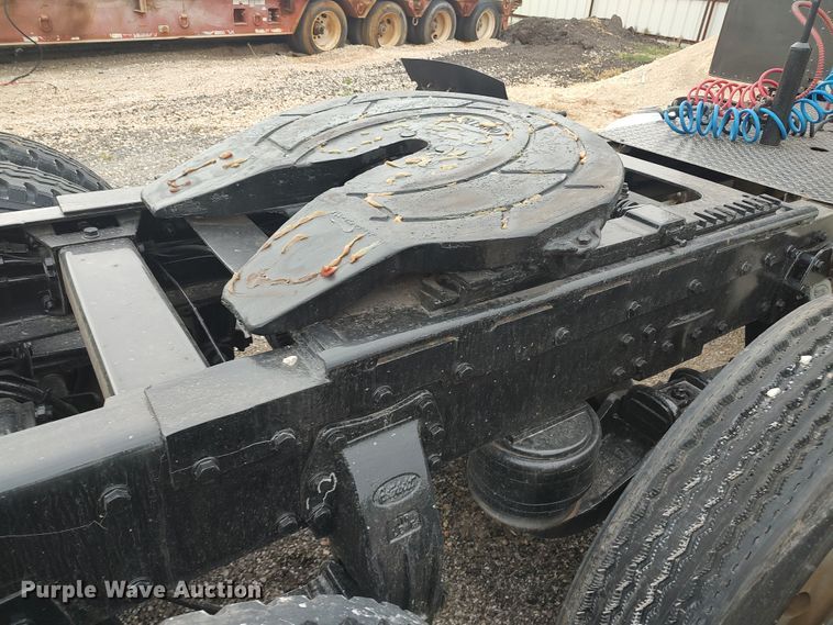 image for item MF9337 1990 Peterbilt 379  semi truck