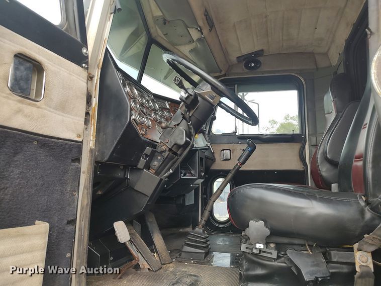 image for item MF9337 1990 Peterbilt 379  semi truck