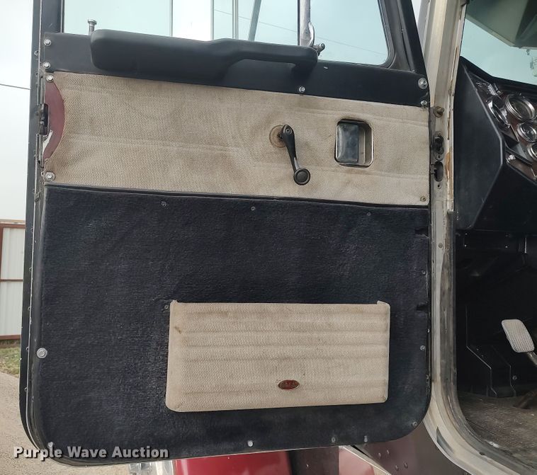 image for item MF9337 1990 Peterbilt 379  semi truck