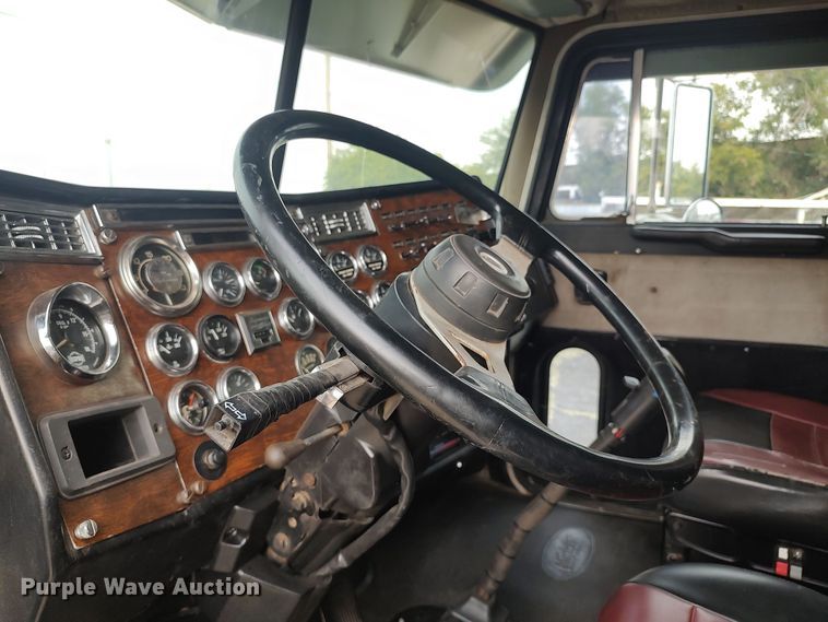 image for item MF9337 1990 Peterbilt 379  semi truck