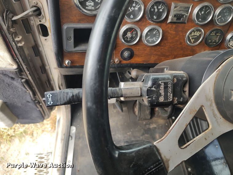 image for item MF9337 1990 Peterbilt 379  semi truck