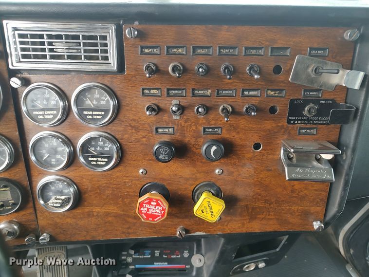 image for item MF9337 1990 Peterbilt 379  semi truck