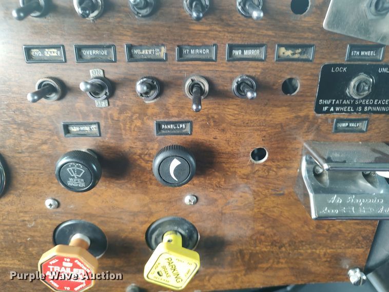 image for item MF9337 1990 Peterbilt 379  semi truck