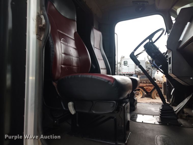 image for item MF9337 1990 Peterbilt 379  semi truck