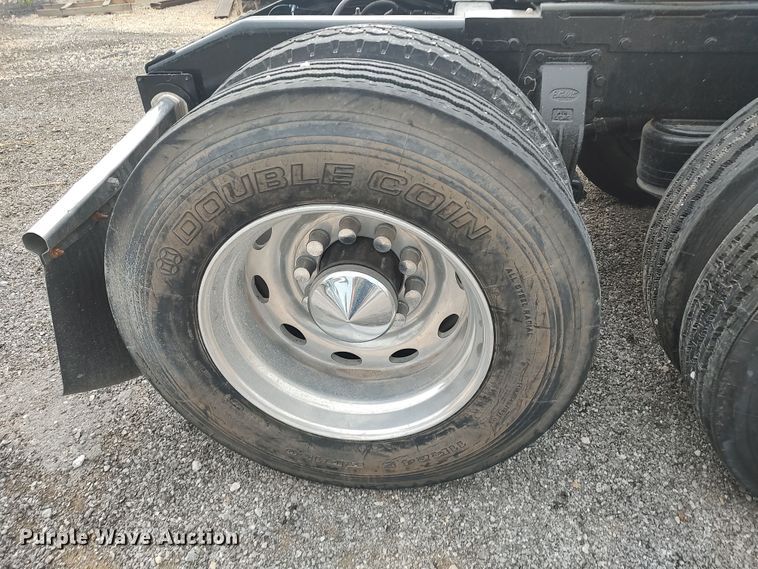 image for item MF9337 1990 Peterbilt 379  semi truck