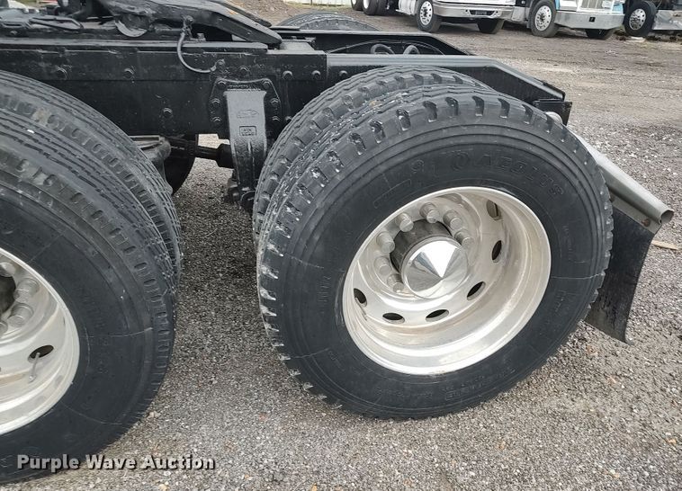 image for item MF9337 1990 Peterbilt 379  semi truck