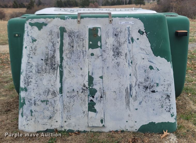 image for item MH9589 International Transtar 4200  fiberglass hood