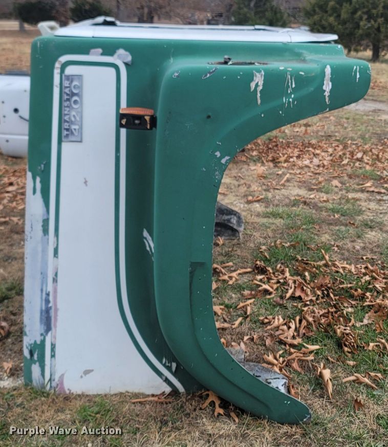 image for item MH9589 International Transtar 4200  fiberglass hood