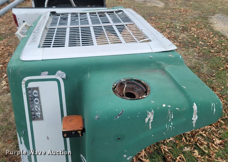 image for item MH9589 International Transtar 4200  fiberglass hood