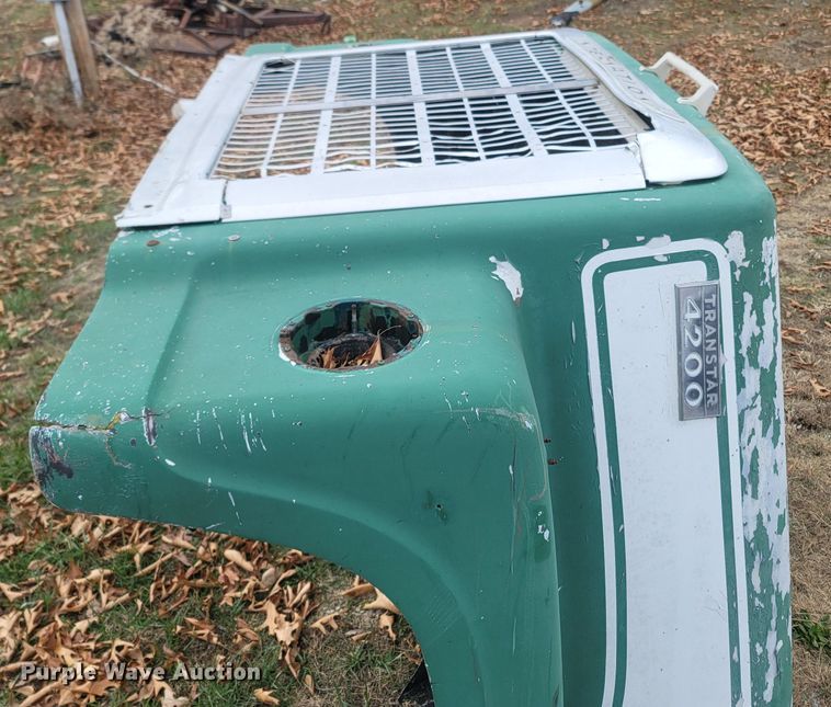 image for item MH9589 International Transtar 4200  fiberglass hood