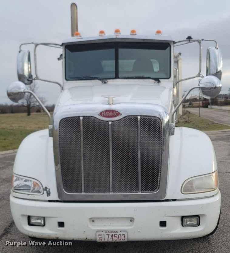 image for item MH9633 2014 Peterbilt 384  semi truck