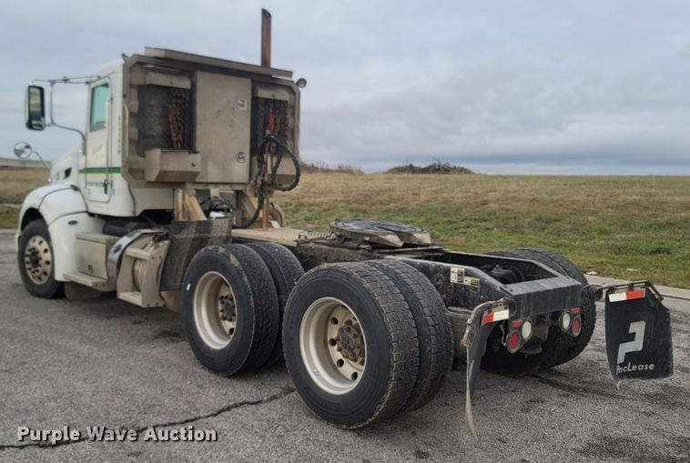 image for item MH9633 2014 Peterbilt 384  semi truck