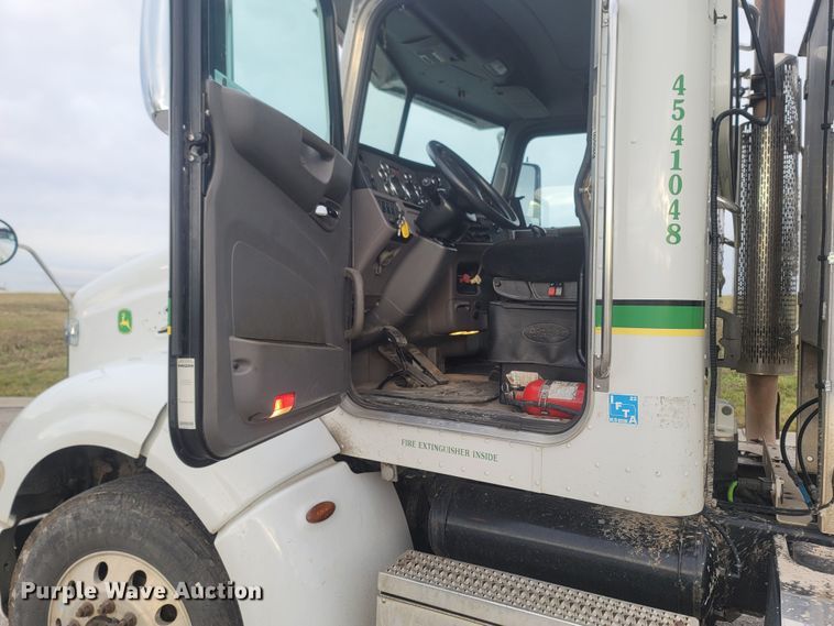 image for item MH9633 2014 Peterbilt 384  semi truck