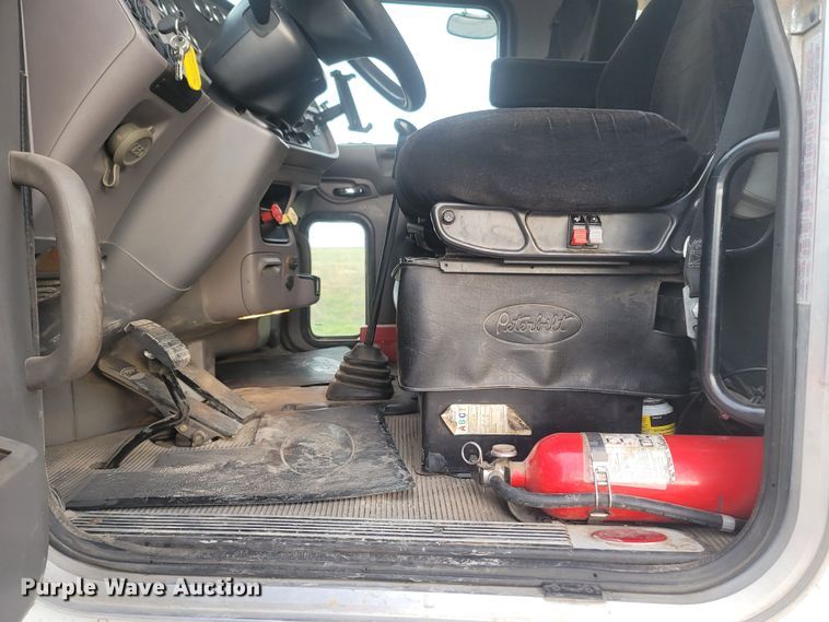 image for item MH9633 2014 Peterbilt 384  semi truck