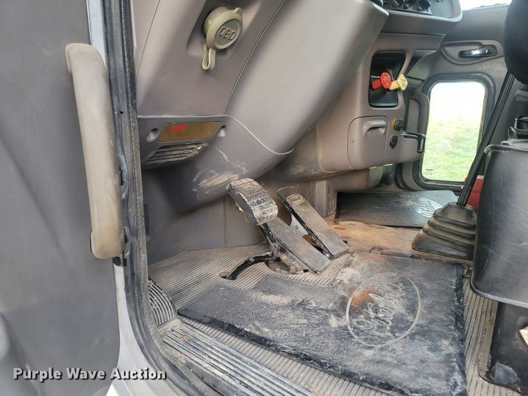 image for item MH9633 2014 Peterbilt 384  semi truck