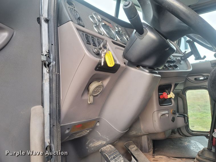 image for item MH9633 2014 Peterbilt 384  semi truck