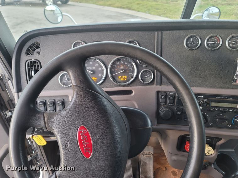 image for item MH9633 2014 Peterbilt 384  semi truck