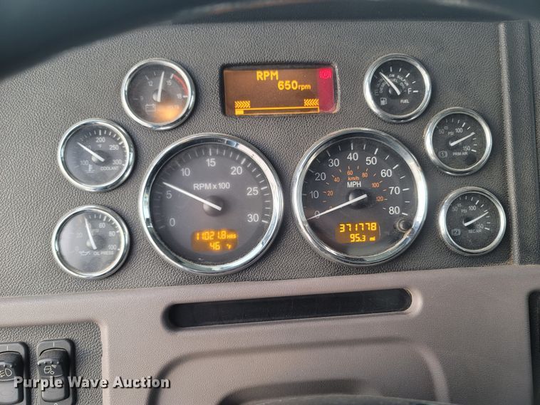 image for item MH9633 2014 Peterbilt 384  semi truck